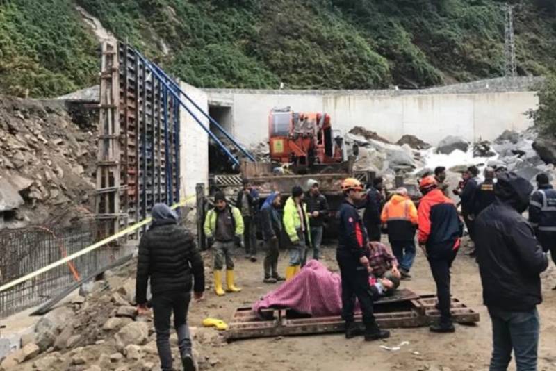 Türkiyədə inşaat qəzası zamanı dağıntı olub, xəsarət alanlar var