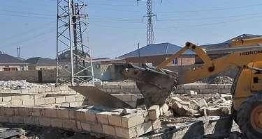 Daha bir qanunsuz tikili söküldü - VİDEO