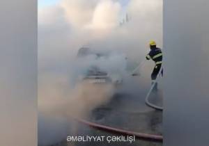 Salyanda minik avtomobili yanıb (VİDEO)