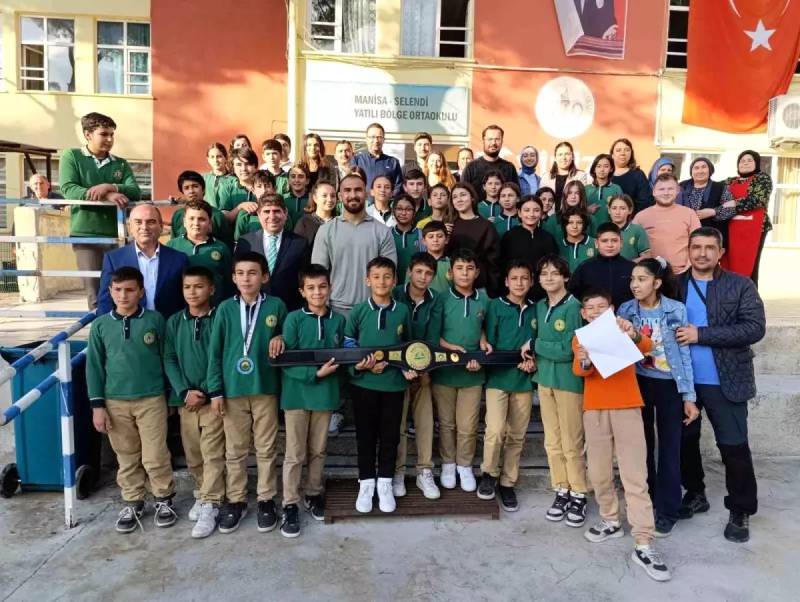 Dünya Çempionu Güləşçi Feyzullah Aktürk Selendidəki Yataqxana Məktəbini Ziyarət Etdi Xəbər şəkili