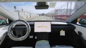 Yuxuya gedən "Tesla" sürücüsü polisin maşınını vurdu - Qəzaya görə "Avtopilot"u günahlandırır