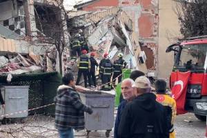 Türkiyədə altımərtəbəli bina uçub