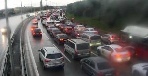 Zığ şosesində yük avtomobili yolda qalıb, sıxlıq yaranıb