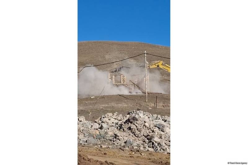 Laçının Qorçu qəsəbəsində ilkin olaraq söküntü işlərinə start verilib (FOTO)