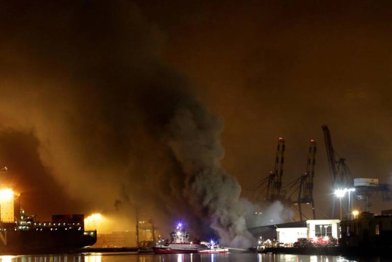 Los-Anceles limanında konteyner gəmisində böyük yanğın baş verib