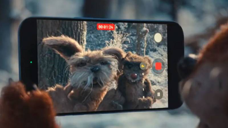 Apple Ənənəvi Kuklalardan İstifadə Etdiyi Real Milad Reklamını Təqdim Etdi - iPhone 17 Pro İlə Çəkilib