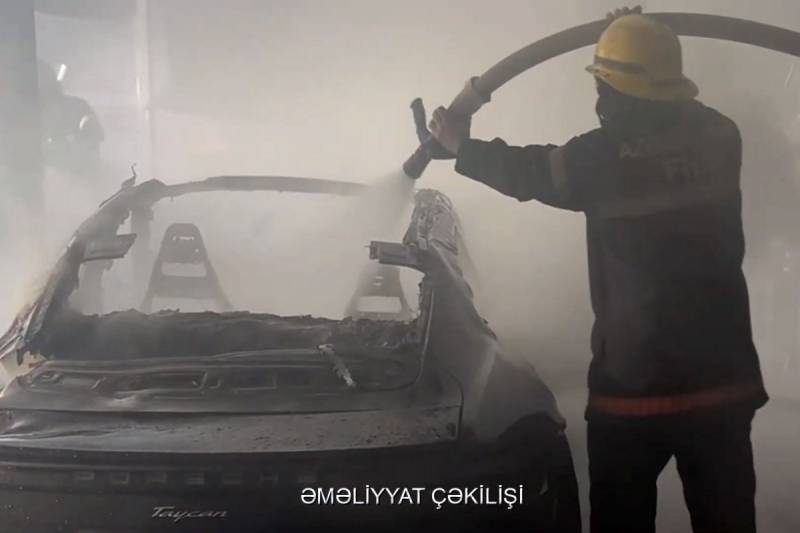 Babək prospektində təmir sexində yanğın olub, "Porsche" yanıb - VİDEO
