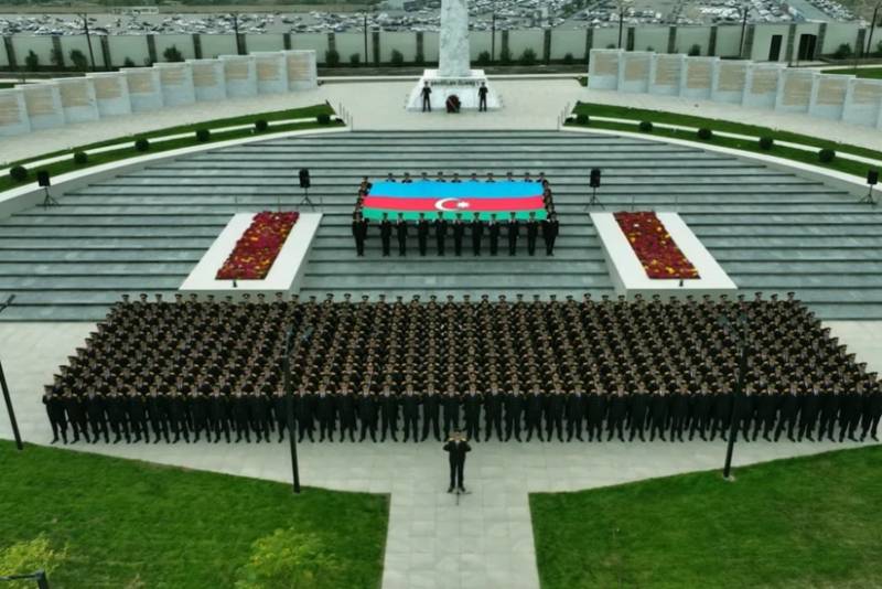 Polis Akademiyasının kursantları "Zəfər təntənəsi" kompozisiyasını təqdim ediblər