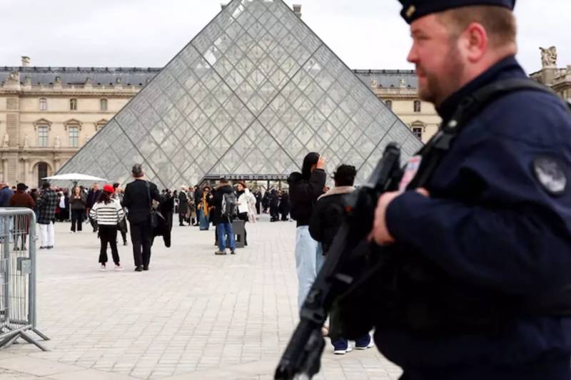 Luvr Soyğunu: Tutulan Oğrular Boynuna Aldı - Fransa Kəşfiyyatı Rusiya Əlaqəsindən Danışır Xəbər şəkili