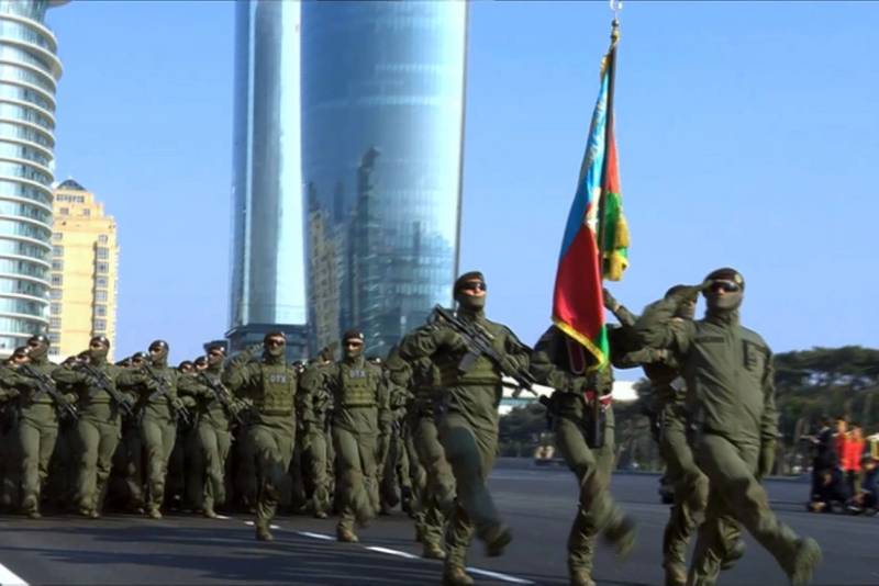 Hərbi paradda DTX-nin xüsusi təyinatlılarından ibarət heyət də keçid edib