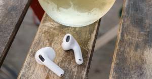 Apple AirPods 4 Qara Cümə Endirimlərində Cəmi $69-a Satılır