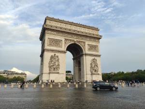 Fransada pensiya islahatının icrasını 2027-ci ilə qədər dayandırmaq barədə qərar qəbul edilib