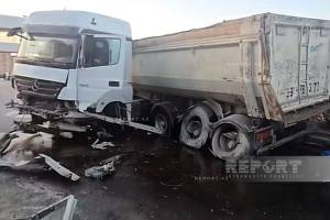 Abşeronda yük maşını idarəetmədən çıxaraq məhəccərlərə çırpılıb Xəbər şəkili