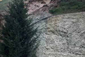 Əhmədlidəki sürüşmə hadisəsindən sonra yamacda yeni çatlar aşkarlanıb Xəbər şəkili