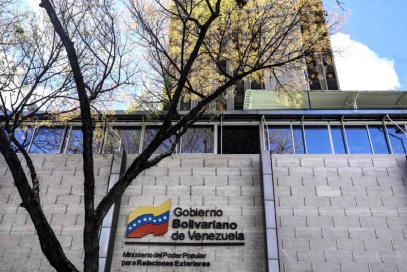 Venesuela XİN ABŞ-nin hava məkanının bağlanması barədə iddialarını təkzib edib