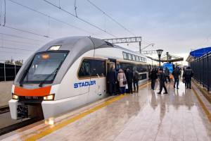 Qatarlarda başqasına yer saxlamaq digər sərnişinlərin hüququnu pozur - ADY Xəbər şəkili