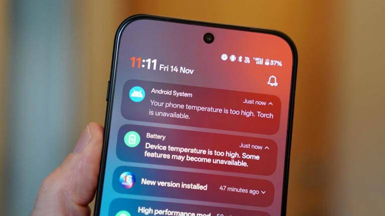 OnePlus 15 Həddən Artıq Qızır: Şirkət Termal Problemləri Niyə Gizlətməyə Çalışır?