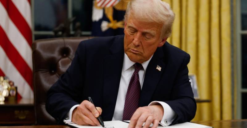 Donald Tramp Federal Hökumətə Süni İntellekt Qaydaları üzərində Yeganə Səlahiyyət Verən Fərmanı Nəzərdən Keçirir