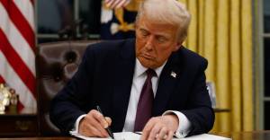 Donald Tramp Federal Hökumətə Süni İntellekt Qaydaları üzərində Yeganə Səlahiyyət Verən Fərmanı Nəzərdən Keçirir