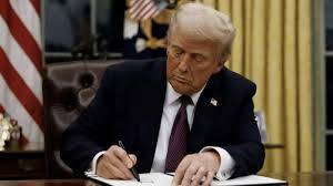 Tramp Epşteyn işi üzrə materialların açıqlanmasını nəzərdə tutan qanun layihəsini imzalayıb