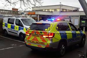 KİV: İngiltərədə qatarda sərnişinlərə bıçaqla hücum terror aktı ola bilər