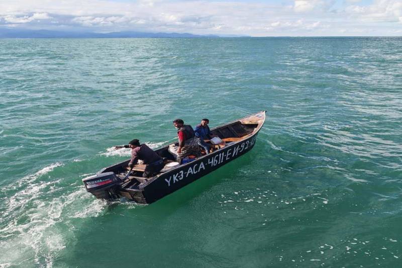 Xəzərdə batma təhlükəsi ilə üzləşən 3 balıqçı xilas olunub- FOTO - VİDEO