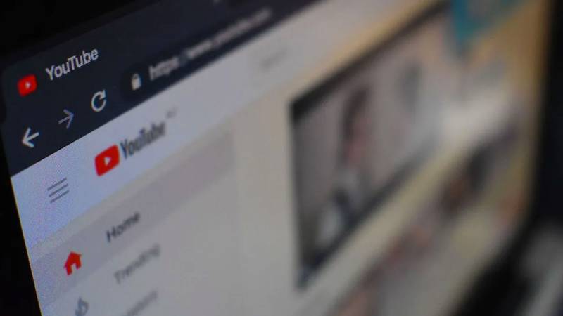 YouTube-un Süni İntellektlə Yaş Yoxlaması Geniş Narazılığa Səbəb Oldu: Hesablar Məhdudlaşdırılır