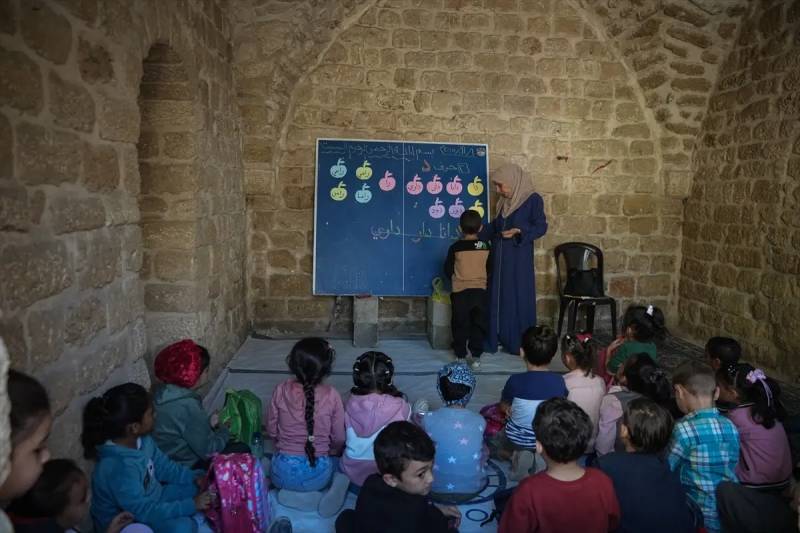 Qəzzada Təhsil Həyatı Bərpa Olunur: Məktəblər Dağıdılıb, Şagirdlər Yerdə Oturur Xəbər şəkili