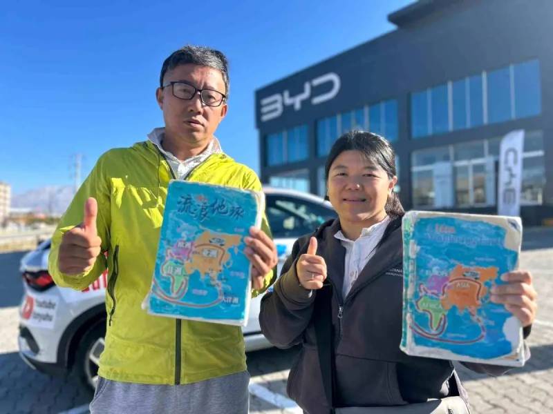 Elektrikli Avtomobillə Dünya Səyahətinə Çıxan Çinli Cütlük Van Şəhərinə Gəlib