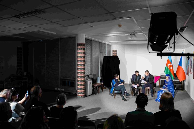 Praqada Zəfər Günü münasibətilə xatirə gecəsi keçirilib (FOTO)