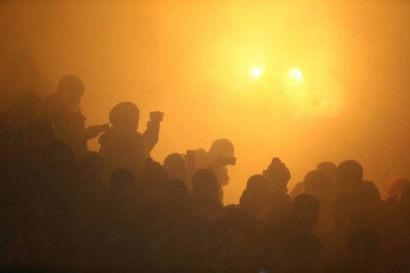 İsveçdə futbol matçı azarkeşlərin qazonu yandırması səbəbindən dörd saat davam edib