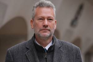 Britaniyalı siyasətçiyə Rusiyadan rüşvət aldığına görə 10 il həbs cəzası verilib Xəbər şəkili