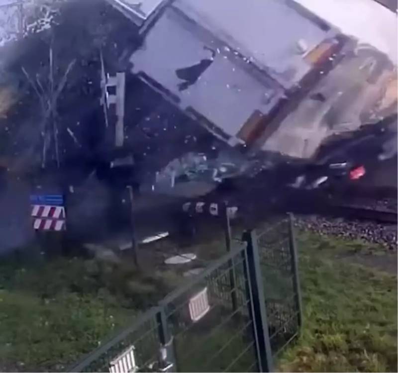 Niderlandda Dəmir Yolu Qəzası: Sərnişin Qatarı TIR-a Çırpıldı, 5 Nəfər Yaralandı