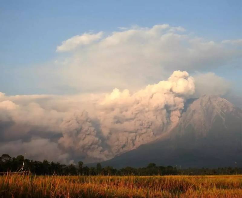 İndoneziyada Semeru Vulkanı Püskürdü - Kül Sütunu 800 Metr Hündürlüyə Yayıldı