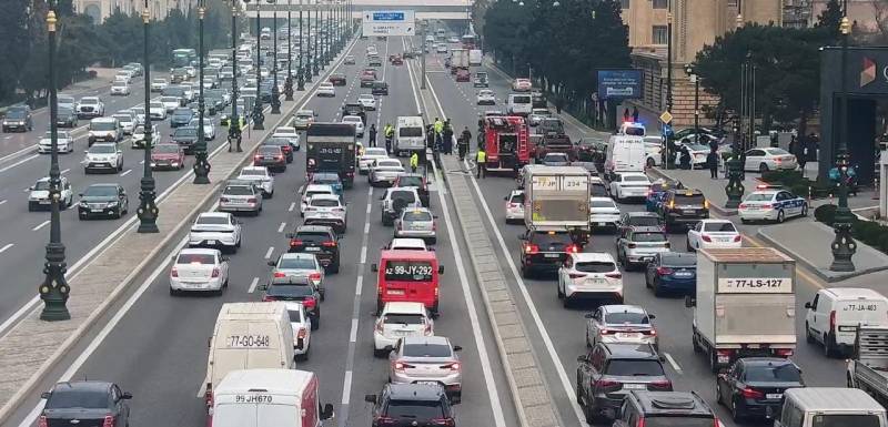 Paytaxtın bu prospektində avtomobil yanıb: sıxlıq yaranıb