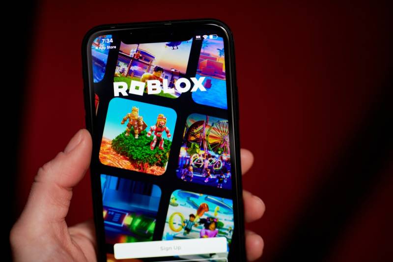 "Roblox" Yanvardan Etibarən Bütün İstifadəçilər Üçün Söhbətə Girişdə Yaşın Məcburi Təsdiqlənməsini Tətbiq Edir
