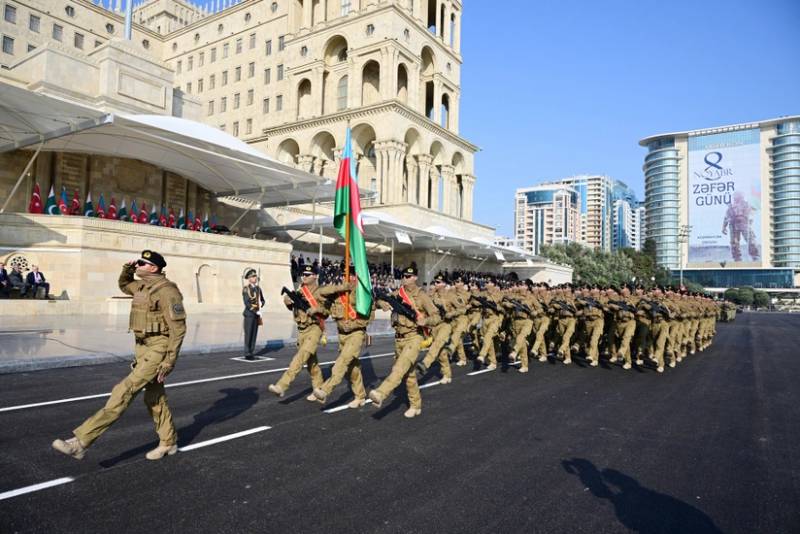 Hərbi paradda Xarici Kəşfiyyat Xidmətinin "Yarasa" xüsusi təyinatlıları da keçid edib