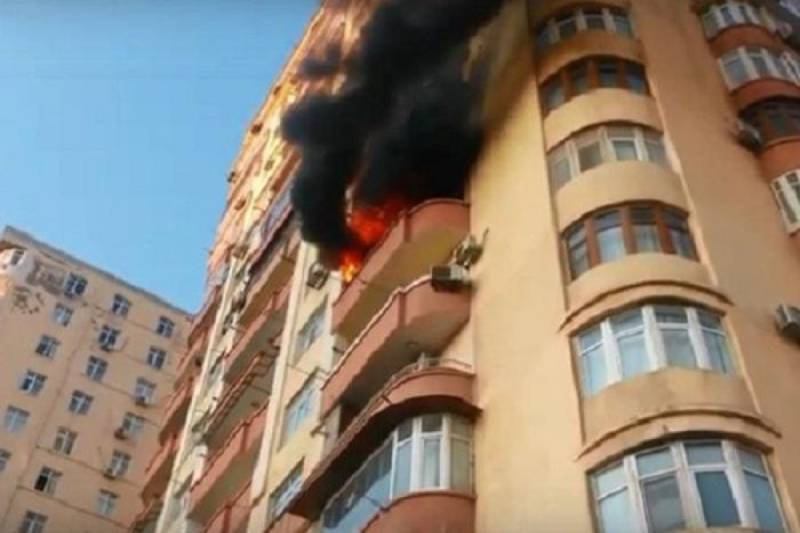 Bakıda yaşayış binasında yanğın baş verib, polis əraziyə cəlb edilib - YENİLƏNİB