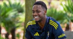 Tedesko derbidə qələbə qolunu furan futbolçuya jest etdi Xəbər şəkili