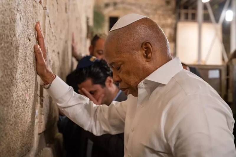 Nyu York meri Erik Adamsın Mübahisəli Vida Səfəri: İsrailə Ziyarət və Mamdani Xəbərdarlığı Xəbər şəkili