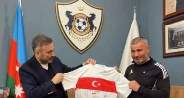 Ertem Şener Qurban Qurbanova forma hədiyyə etdi