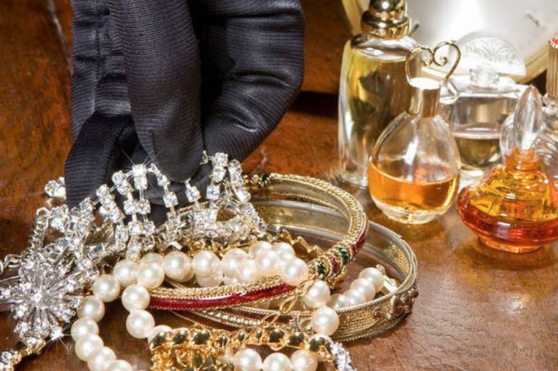 Bakıda xadimə çalışdığı evdən 5 min manatlıq qızıl oğurlayıb