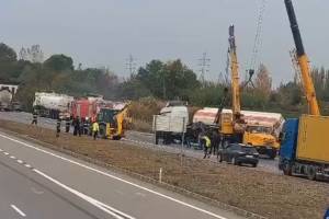 Bakı–Qazax yolunda yük maşını aşıb, yanğın olub