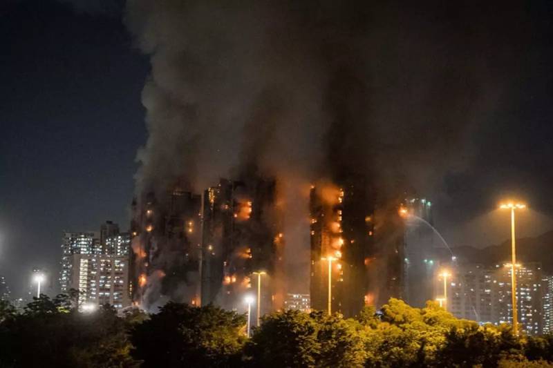 Honq Konqda dəhşətli yanğın: 13 nəfər həlak oldu, 17 ildə ilk dəfə ən yüksək həyəcan siqnalı Xəbər şəkili