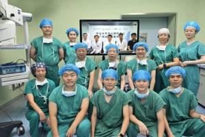 Çində oftalmoloqlar dünyada ilk dəfə 4200 km-dən çox məsafədə olan xəstəni əməliyyat ediblər Xəbər şəkili