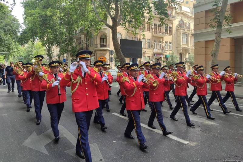 Bakıda hərbi orkestrlərin müşayiəti ilə yürüşlər təşkil edilir