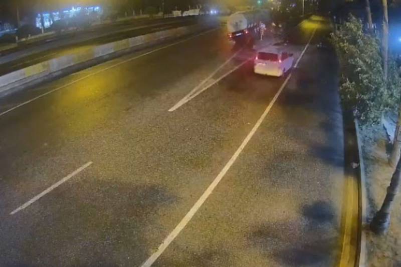 Bakıda sıxılmış qaz daşıyan yük maşını qəzaya düşüb- VİDEO