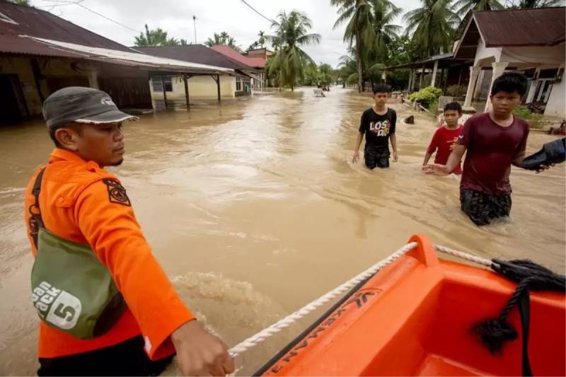 İndoneziyanın Sumatra Adasında Fəlakət: Sel Və Torpaq Sürüşmələri 23 Can Aldı
