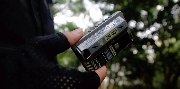 Ziron Taktiki Power Bankı: Dəyişdirilə Bilən Batareyalarla Səhra Şəraitində Enerji Təminatı