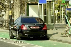 DİN diplomatik nömrəli avtomobilin qayda pozuntusuna münasibət bildirib Xəbər şəkili